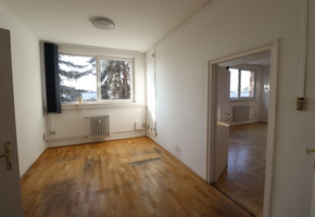 Budapest XV. kerület Késmárk utca iparterületen 196nm-es cellás, emeleti irodaterület kiadó