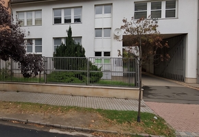 Budapest XIII. kerület, önálló épület, földszinti 130nm-es ügyfélszolgálati terület, 169nm emeleti iroda kiadó