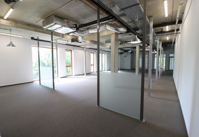 Budapest XIX. kerület Ady Endre út iroda-üzletház funkciójú épületben irodablokkok kiadók