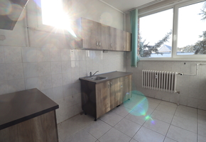 Budapest XV. kerület Késmárk utca iparterületen 196nm-es cellás, emeleti irodaterület kiadó